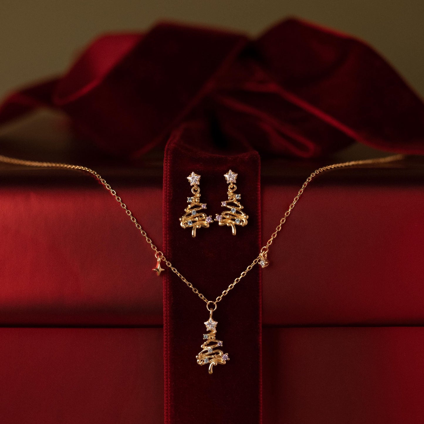Holiday Diamond Tree Necklace in 18K Gold