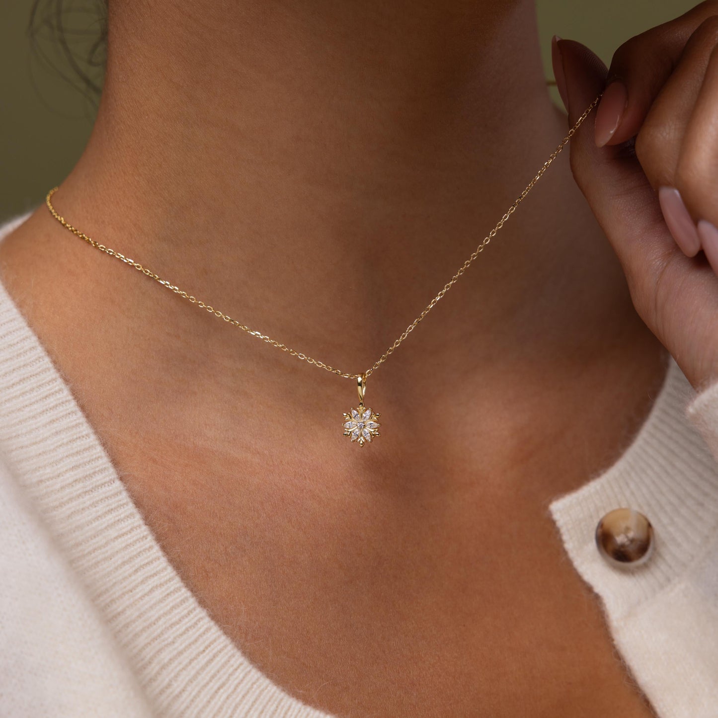 Diamond Poinsettia Necklace in 18K Gold